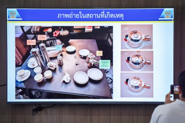 Hình ảnh bình nước và ly tách trong phòng khách sạn, nơi 6 người chết được cảnh sát công bố tại buổi họp báo ở Đồn Cảnh sát Lumpini sáng 17/7.