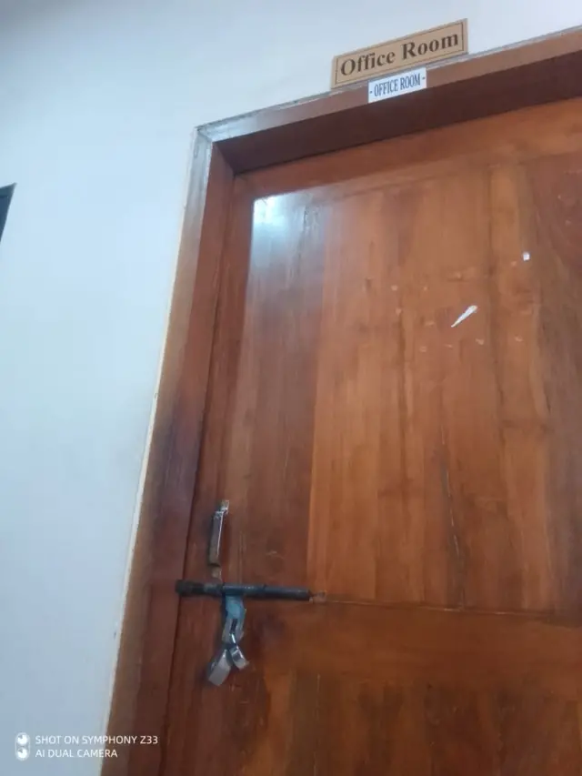 তালাবন্দী রুমে মাঝে প্রাধ্যক্ষসহ হাউজ টিউটররা