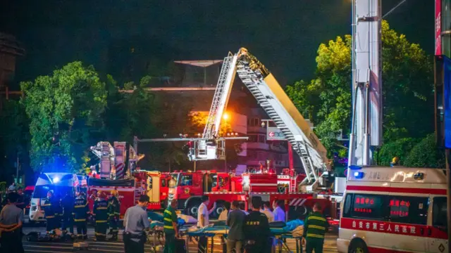 चीन में शॉपिंग सेंटर में लगी आग