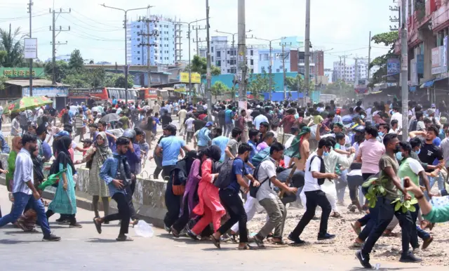 চট্টগ্রামের নতুন ব্রিজ এলাকায় আন্দোলনরত শিক্ষার্থীদের ধাওয়া দেয় পুলিশ
