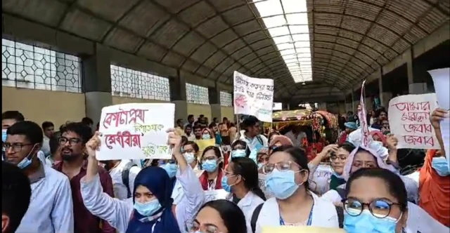 ডেলটা মেডিকেল কলেজের শিক্ষার্থীরা কোটা সংস্কারের দাবিতে স্লোগান দেন।