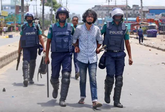 আন্দোলনকারী এক শিক্ষার্থীকে আটক করে নিয়ে যেতে দেখা যায়