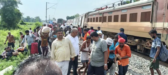 चंडीगढ़-डिब्रूगढ़ एक्सप्रेस के दुर्घटनाग्रस्त होने के बाद की तस्वीर