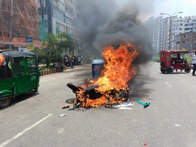 ढाका की सड़कों पर आगजनी