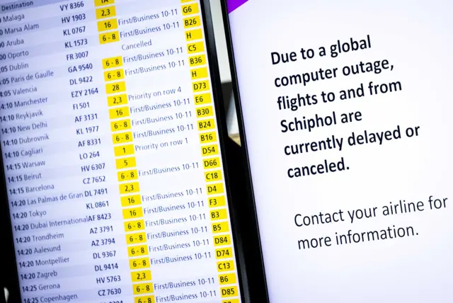 Amsterdam'ın güneybatısındaki Schiphol Havalimanı'ndaki bir ekranda yolcuları kesinti hakkında bilgilendiren bir mesaj paylaşıldı