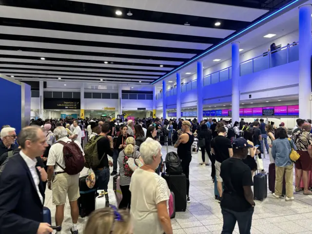 Gatwick Havalimanı'nda gecikmeler yaşanıyor