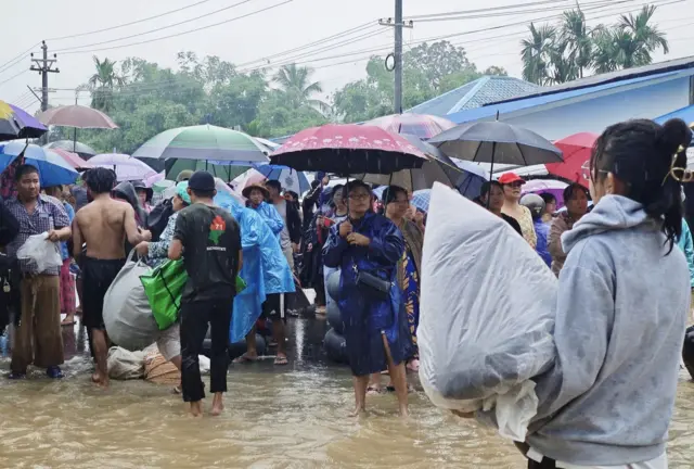 မြစ်ကြီးနားမြို့က ရေဘေးသင့်သူတွေကို လူမှုကူညီရေးအဖွဲ့တွေ ကူညီ ကယ်ဆယ်မှု