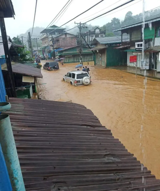 ဇူလိုင် ၁ ရက်ကမြင်ရတဲ့ မြစ်ကြီးနားမြို့ ရေကြီးနေတဲ့မြင်ကွင်း