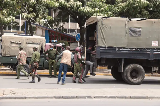 Askari wakiwa wamemkamata muandamanaji