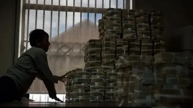 ဘဏ်တစ်ခုအတွင်းက ကျပ်ငွေအစည်းတွေ စီရီထားတဲ့မြင်ကွင်း