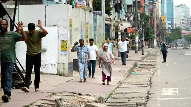 বাড্ডায় পুলিশের সামনে হাত তুলে চলাচল করছেন স্থানীয় বাসিন্দারা
