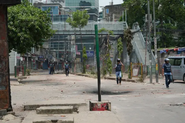 রামপুরা বনশ্রী এলাকায় আইনশৃঙ্খলা বাহিনীর অভিযান