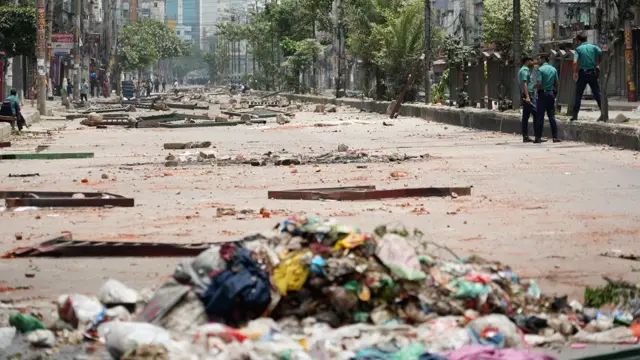 শনিবার রামপুরার একটি সড়কের চিত্র