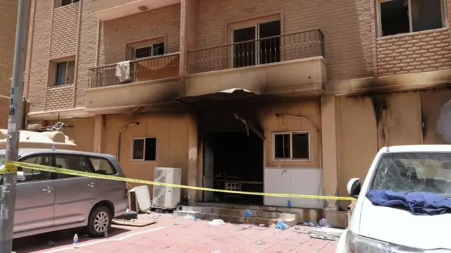 कुवैत की एक इमारत में आग