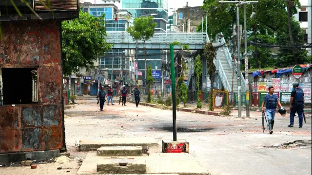 গুদারাঘাট এলাকায় শনিবার সকালে পুলিশের সাথে বিক্ষোভকারীদের সংঘর্ষ