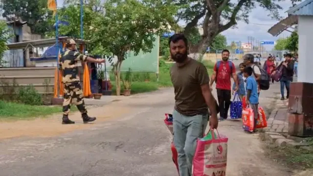 भारत लौटते छात्र