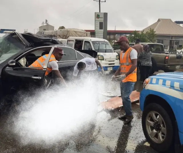 Ndị ọrụ FRSC na-ebupu ozu onye ahụ nwụrụ