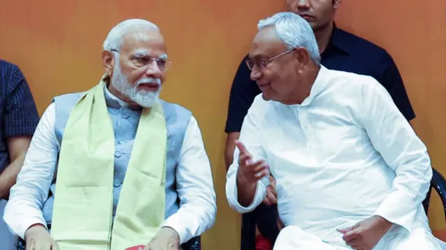 प्रधानमंत्री मोदी के साथ बिहार के सीएम नीतीश कुमार