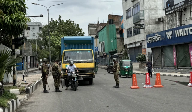 সব যানবাহন থামিয়ে যাচাই করছে সেনা সদস্যরা