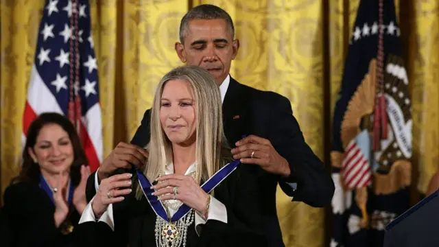 ၂၀၁၅ ခုနှစ်က အမေရိကန်ရဲ့အမြင့်ဆုံး လူမှုထူးချွန်ဘွဲ့တံဆိပ် ကို လက်ခံယူနေတဲ့ အော်စကာဆုရှင် ရုပ်ရှင်သရုပ်ဆောင်နဲ့ အဆိုတော် ဘာဘရာ