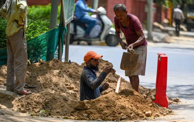 नवीन रोजगार निर्मितीसाठी 2 लाख कोटींची तरतूद- सीतारामन यांची घोषणा
