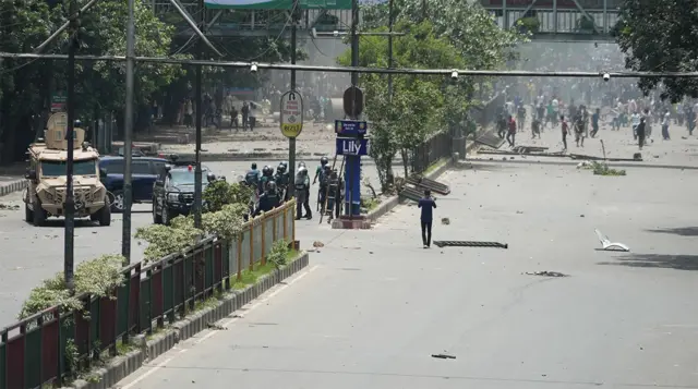 শুক্রবার সংঘর্ষ চলার সময় ঢাকার একটি এলাকার সহিংসতার ছবি