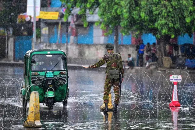 গাড়ি থামিয়ে জিজ্ঞাসাবাদ করছে সেনা সদস্যরা