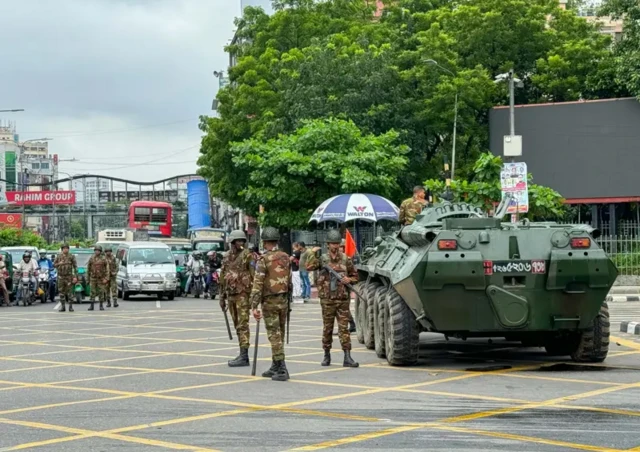ঢাকার বিজয় সরণি মোড়ে বুধবার সকালে যানবাহনের ভিড়, সামনে সেনা সদস্যদের চেকপোস্ট