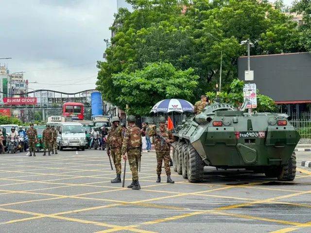 ঢাকার বিজয় সরণি মোড়ে বুধবার সকালে যানবাহনের ভিড়, সামনে সেনা সদস্যদের চেকপোস্ট