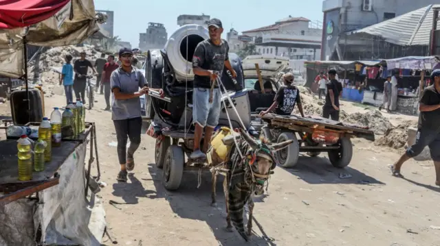 ख़ान यूनिस से पलायन करते लोग