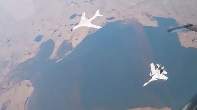Xiyyaara waraanaa Raashiyaa Sukhoi Su-30CM fi kan Chaayinaan Xian H-6K