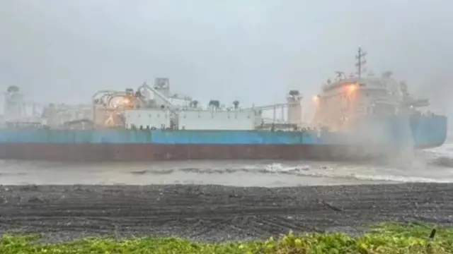 ये तस्वीर तूफान के कारण तट के पास फँसे हुए जहाज़ों में से एक जहाज़ की है.