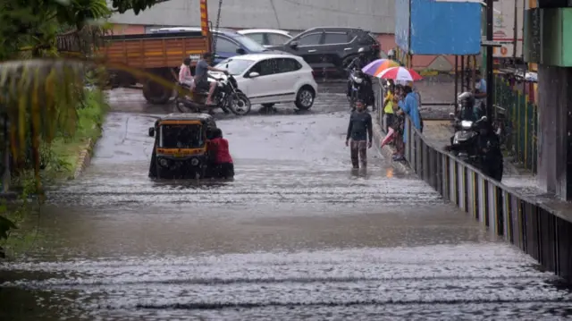 मुंबई में बारिश के बाद जल जमाव