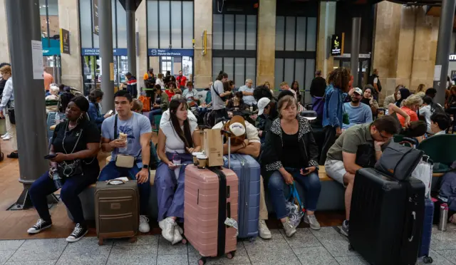 इस हमले में कई जगहों पर आगज़नी की घटनाएं हुई हैं