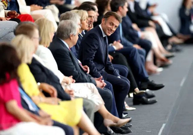 الرئيس الفرنسي إيمانويل ماكرون خلال حفل الافتتاح
