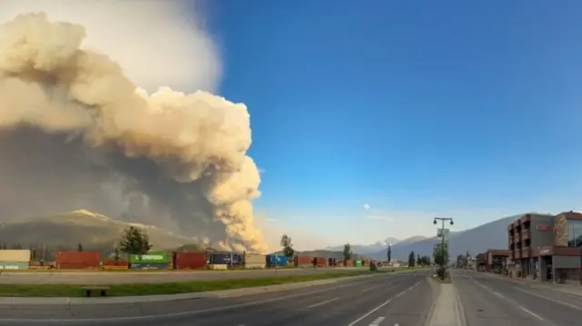 आग के बाद उठता हुआ धुंआ