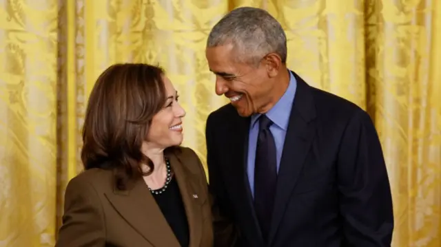 2022 की इस तस्वीर में कमला हैरिस और बराक ओबामा