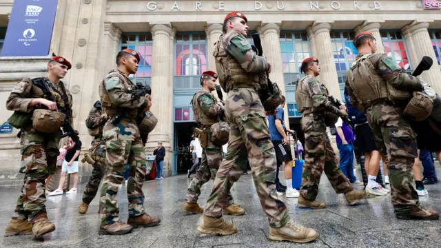 عسكريون فرنسيون يقومون بدورية خارج محطة قطار غار دو نورد في باريس، فرنسا، 26 يوليو/حزيران 2024.