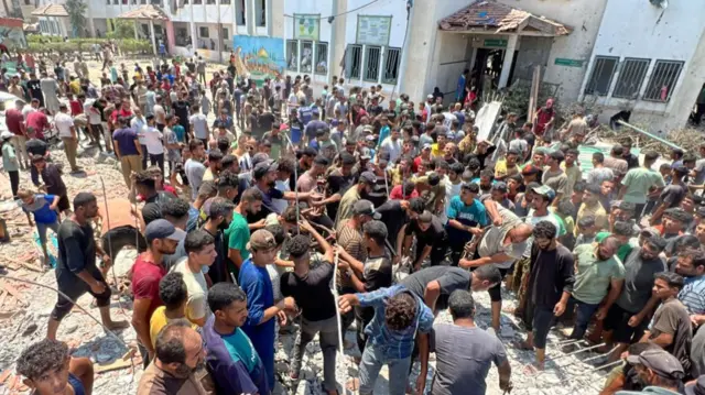 ग़ज़ा में हुए हमले के बाद मौके़ पर मौजूद लोग