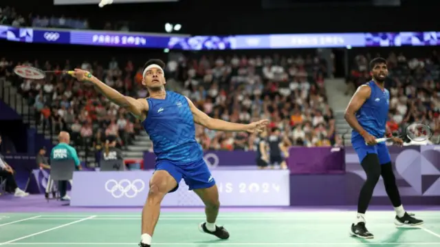पेरिस ओलंपिक में शॉट खेलते हुए चिराग शेट्टी