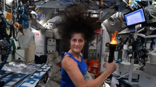 हाथ में मसाल थामे हुए सुनीता विलियम्स