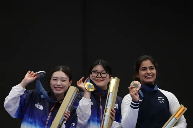 ओ ये जिन और किम येजी के साथ मनु भाकर