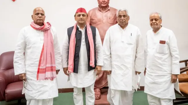 अखिलेश यादव के सात माता प्रसाद पांडे (बाएं से पहले)