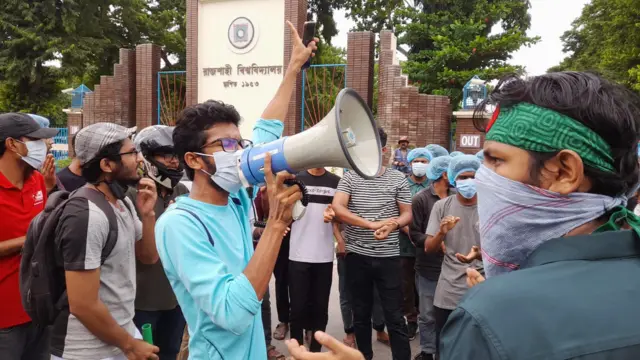 সোমবার রাজশাহী বিশ্ববিদ্যালয়ে মিছিল করে শিক্ষার্থীরা।