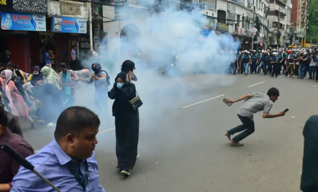 কোটা সংস্কার আন্দোলনকারী শিক্ষার্থীদের সঙ্গে হাতহাতির এক পর্যায়ে টিয়ারশেল ও সাউন্ড গ্রেনেড নিক্ষেপ করে পুলিশ।