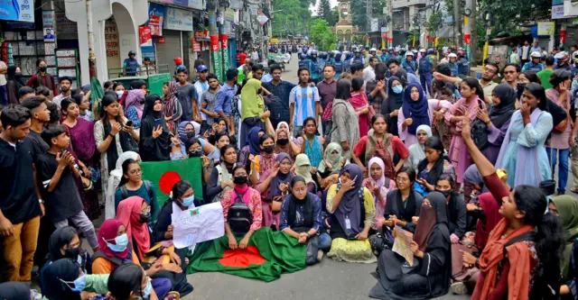 বেলা সাড়ে তিনটার দিকে চেরাগী পাহাড় মোড়ে অবস্থান নেন বিক্ষোভকারীরা। সেখানে তাঁরা স্লোগান দিতে থাকেন।