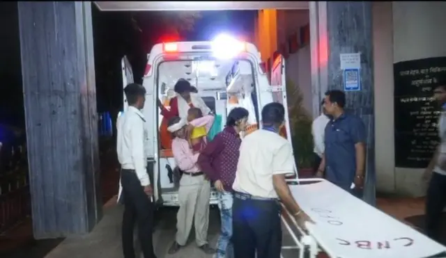 आश्रम से बच्चों को अस्पताल ले जाते