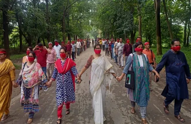 মুখে লাল কাপড় বেঁধে মৌন মিছিল করেছেন নিপীড়নের বিরুদ্ধে জাহাঙ্গীরনগর ব্যানারে বিশ্ববিদ্যালয়ের শিক্ষকরা