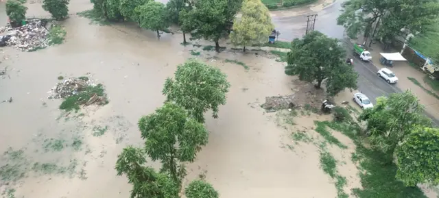 बारिश की वजह से लखनऊ के कई इलाकों में पानी भर गया