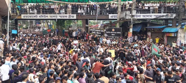 ‘মার্চ ফর জাস্টিস’ শীর্ষক কর্মসূচি পালন করছেন চট্টগ্রামের শিক্ষার্থীরা
